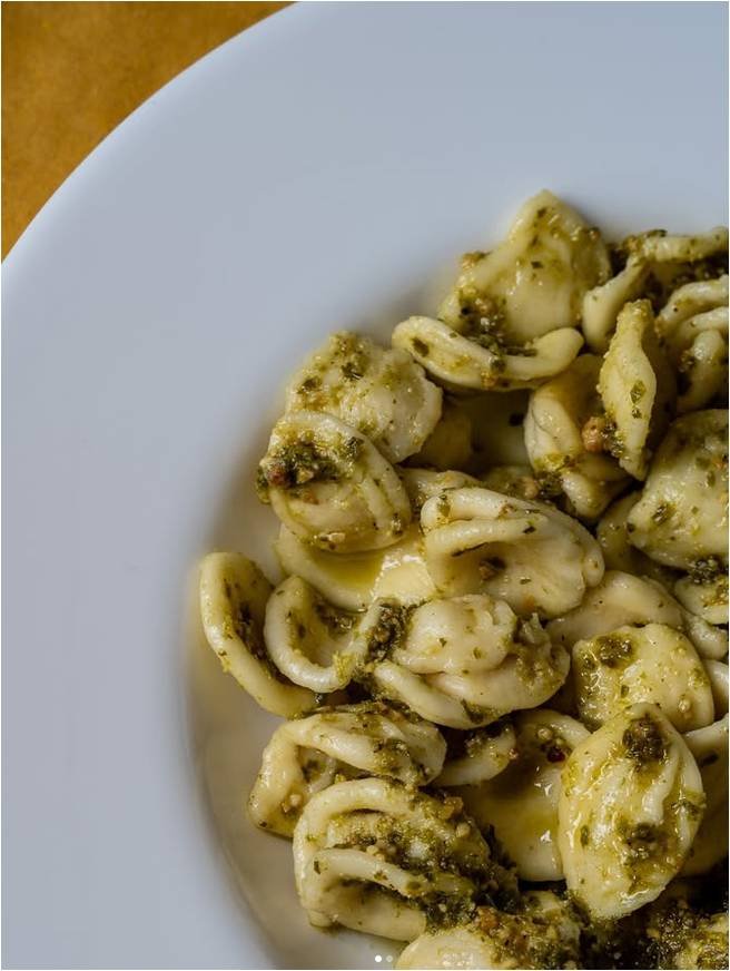Primo piatto di pasta al pesto servito a Castenedolo
